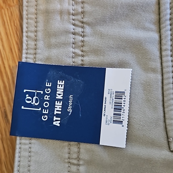 Mens tan cargo shorts. Size 42 - Picture 5 of 8